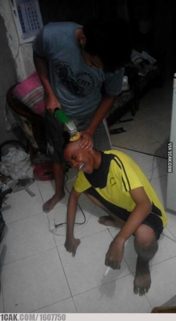 11 Momen Kocak yang Terjadi Saat Cukur Rambut. Ada-Ada Aja Kelakuan Tukang Cukur Zaman Sekarang