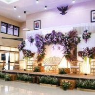 8 Ide Dekorasi Pelaminan Nuansa Ungu. Manis, Elegan dan Banyak Banget Penggemarnya!