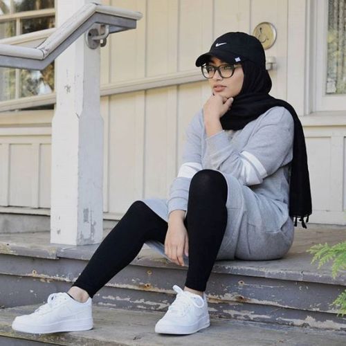9 Cara Tampil Sporty Kalau Bosan Sama Gaya Feminin; Tetap Sederhana Walau Kelihatan Beda!
