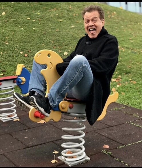 Gitaris Eddie Van Halen yang Meninggal Dunia Ternyata Keturunan Indonesia, Berikut 5 Faktanya