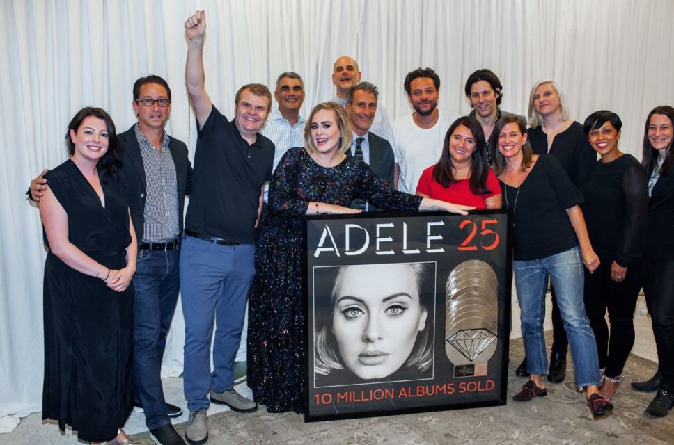8 Tips Mengatur Keuangan Ala Adele. Pelit ke Diri Sendiri dan Nggak Gengsi Beli Barang Bekas