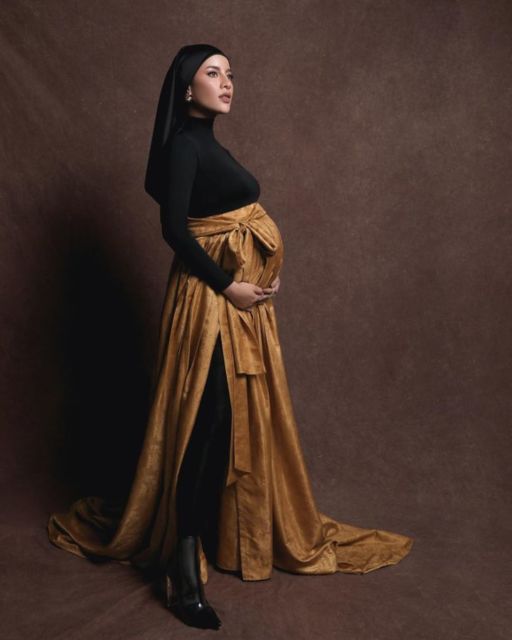 11 Ide Maternity Photoshoot ala Aghnia Punjabi. Hamil Besar, Kecantikannya Makin Bersinar~