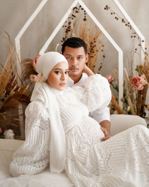 11 Ide Maternity Photoshoot ala Aghnia Punjabi. Hamil Besar, Kecantikannya Makin Bersinar~