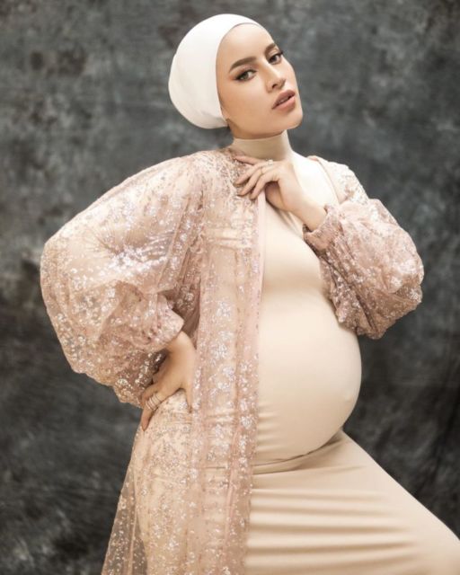 11 Ide Maternity Photoshoot ala Aghnia Punjabi. Hamil Besar, Kecantikannya Makin Bersinar~ 23 11 Ide Maternity Photoshoot ala Aghnia Punjabi. Hamil Besar, Kecantikannya Makin Bersinar~