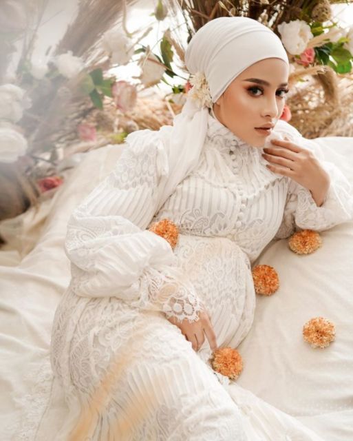11 Ide Maternity Photoshoot ala Aghnia Punjabi. Hamil Besar, Kecantikannya Makin Bersinar~