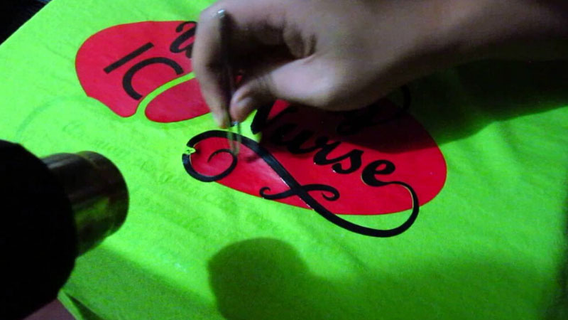 6 Trik Membersihkan Sisa Sablon Baju yang Mengelupas. Bisa Pakai Aseton atau Disetrika Saja