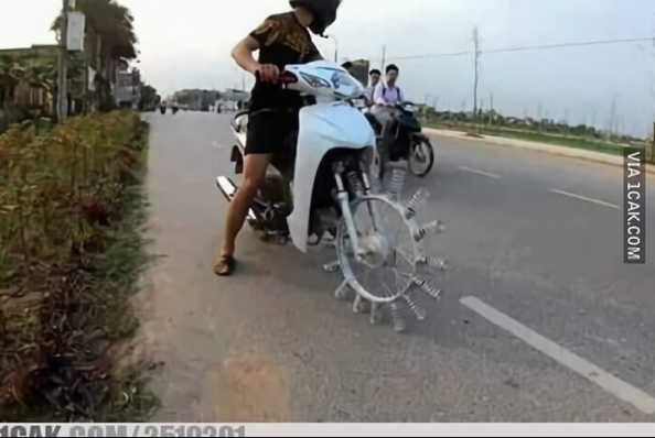 Kreatif sih Boleh Aja. Tapi Kalau Modifikasi Sepeda Motor Model Begini, Apa Tujuannya, ya?