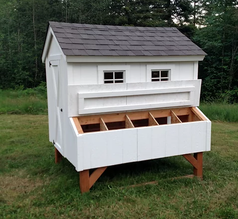 7 Rekomendasi Kandang Ayam Kayu Kreatif Anti Bau. Tempat Tidur dan Pakannya Nggak Jadi Satu