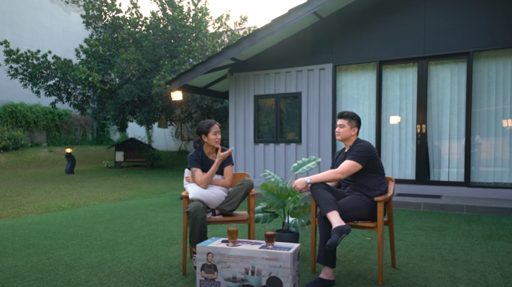 Diundang Chef Arnold ke Channel Youtube-nya, Gaya Chef Renatta Jadi Sorotan. Nyaris Tanpa Makeup!
