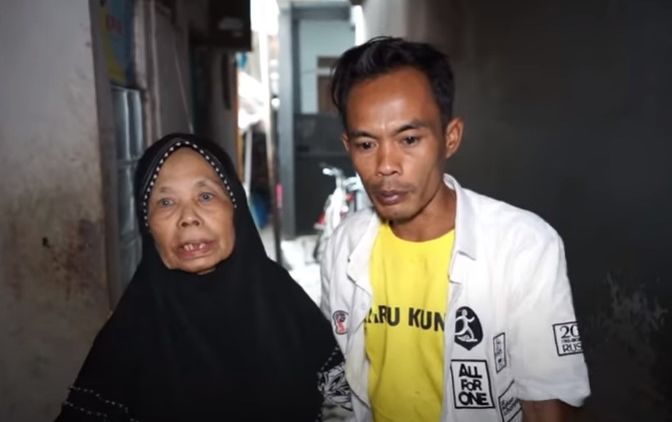 Langsung Ingat Orang Tua Saat Dihujani Rezeki “Odading”, Ade Londok Beri 5 Hal ini buat Ibunda