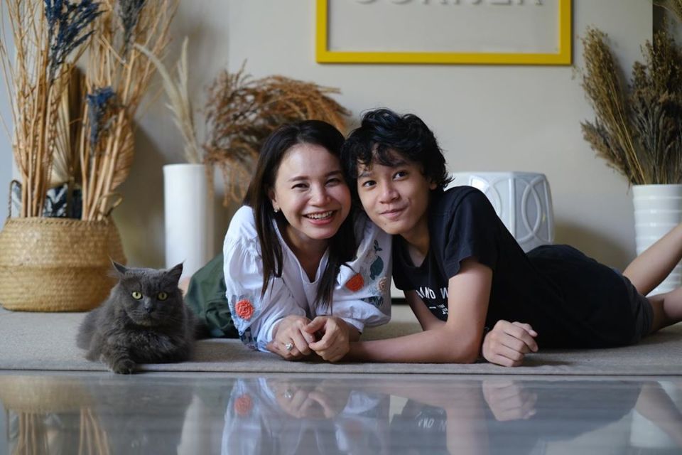 Pamer Foto 14 Tahun Lalu Bersama Anaknya, Warganet Kaget Wajah Rossa Tetap Awet Muda