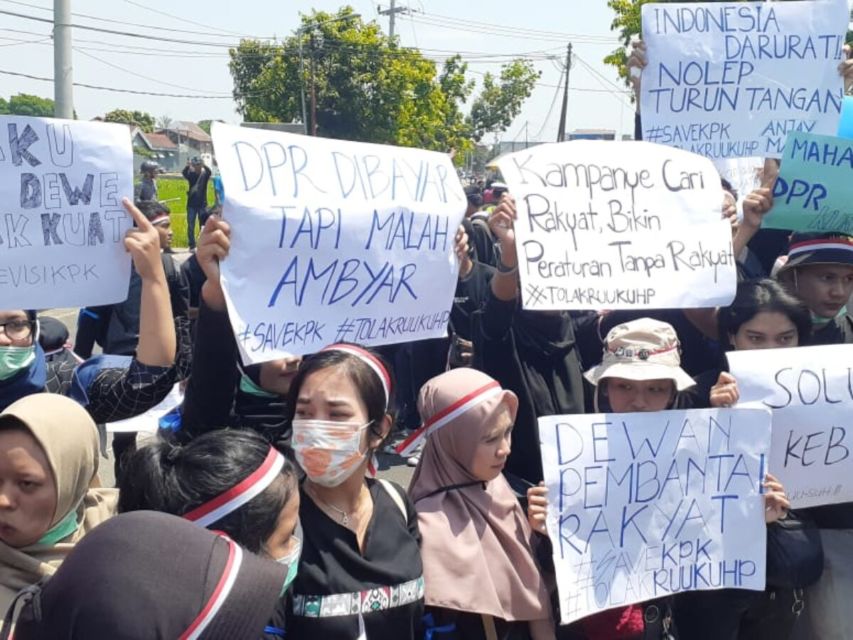 Kamu Pernah Gabut Saat Ikut Demonstrasi? Coba Lakukan 5 Hal ini Aja, biar Lebih Berguna~