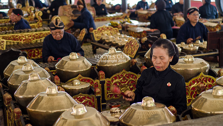 Kemeriahan Alunan Gamelan Pada Satu Malam di Rumah Kompleks Keraton