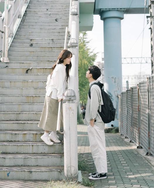 12 Ide Pre-wedding dengan Latar yang Realis, Unik, dan Menggemaskan! 16