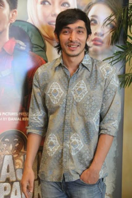 Biasa Tampil Cuek, Ini Pesona 5 Aktor Indonesia Saat Pakai Batik. Tambah Ganteng!