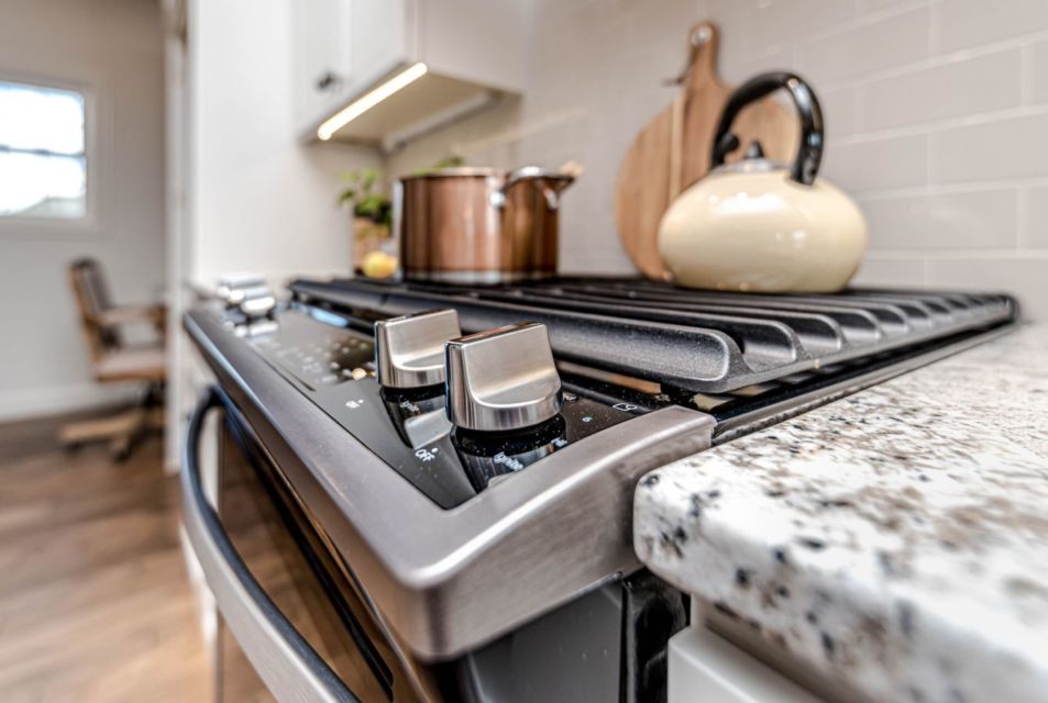 6 Kelebihan Kompor Tanam yang Menyatu dengan Meja Dapur. Ringkas, Desain Modern, Rapi Terus!