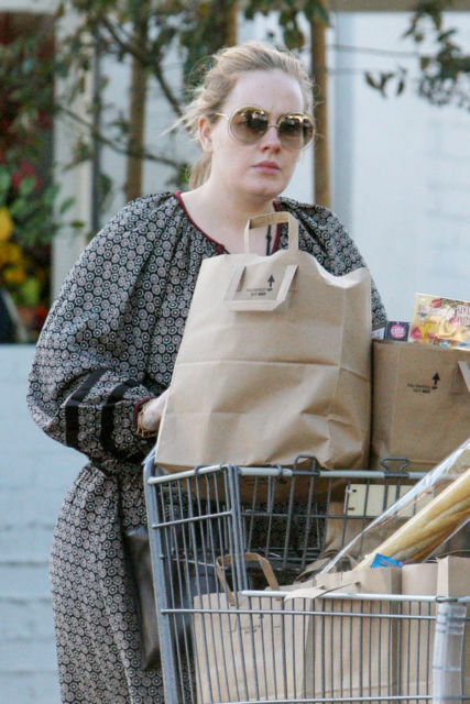 8 Tips Mengatur Keuangan Ala Adele. Pelit ke Diri Sendiri dan Nggak Gengsi Beli Barang Bekas