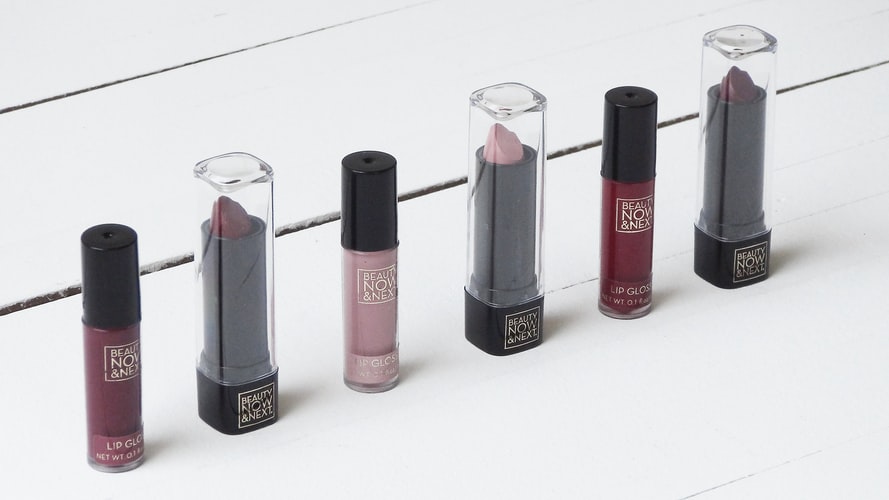 5 Alasan Kenapa Cewek Selalu Punya Lipstik Lebih dari Satu. Warnanya Sih Itu-Itu Aja :( 11 5 Alasan Kenapa Cewek Selalu Punya Lipstik Lebih dari Satu. Warnanya Sih Itu-Itu Aja :(