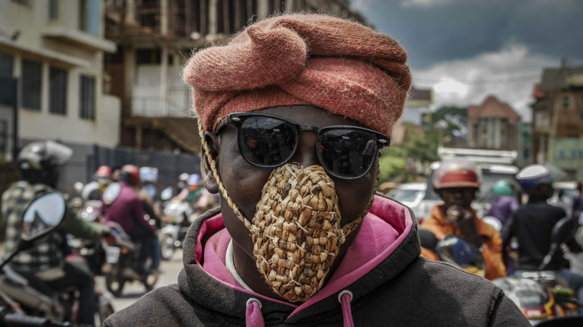 11 Potret Kocaknya Orang-Orang Pakai Masker. Pantesan Pandemi Nggak Kunjung Usai! :(