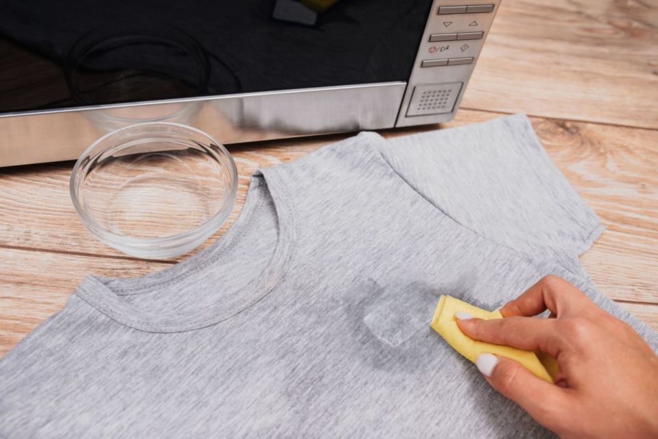 6 Trik Membersihkan Sisa Sablon Baju yang Mengelupas. Bisa Pakai Aseton atau Disetrika Saja