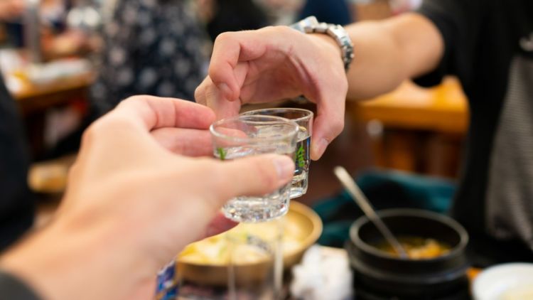 #HipweeDaebak-Kenapa Sih Orang Korea Suka Minum Soju?