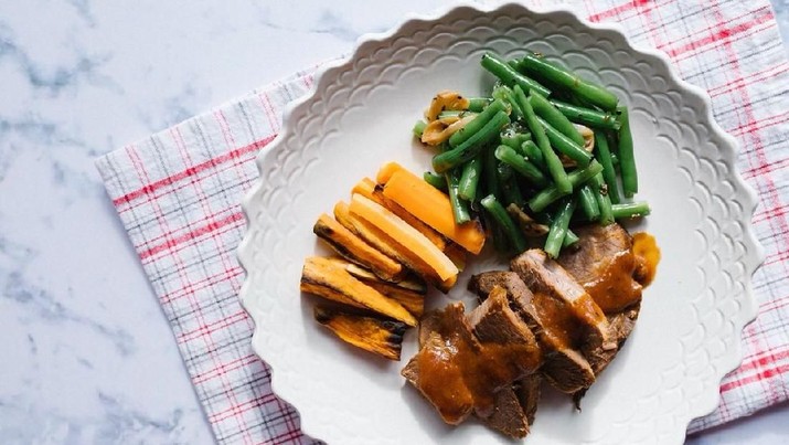 7 Cara Diet Alami Minim Effort yang Nggak Ngoyo. Tanpa Terasa, Bobotmu Sudah Turun Dua Kilo