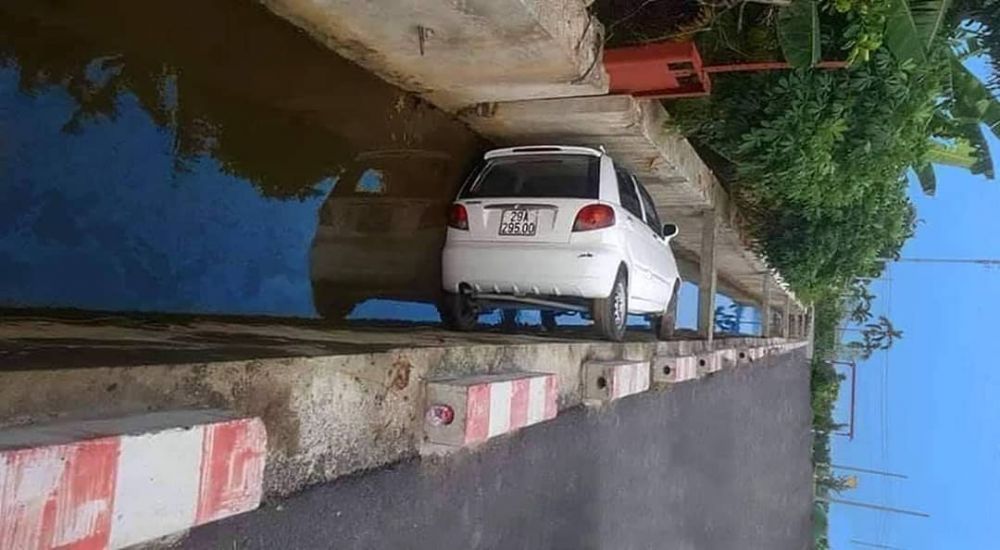 11 Potret Kendaraan Nyangkut di Tempat yang Nggak Semestinya. Kenapa Bisa Sampai Kayak Gitu, ya?