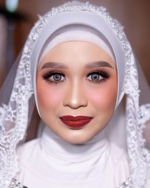 7 Inspirasi Make-up Pernikahan dengan Pilihan Warna Bibir yang Bold dan Berani. Cakep!