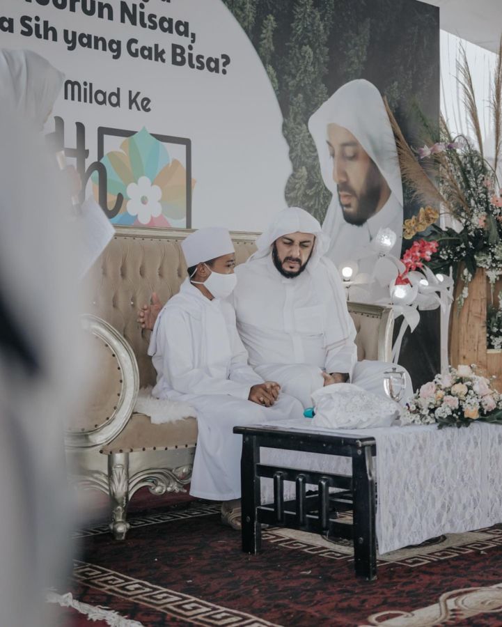 Bikin Haru, Pemulung Viral yang Baca Alquran Diangkat Jadi Anak oleh Syekh Ali Jaber. Diajak Umrah!