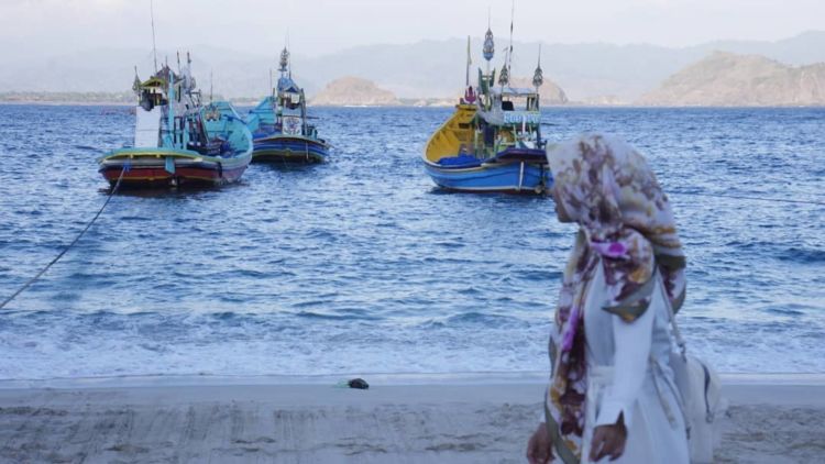 #DiIndonesiaAja-Menikmati Panorama Bareng Tersayang, Coba Deh Sesekali Mampir ke Pasir Putih Malikan. Jember Punya Objek Menawan Serasa di Amsterdam.