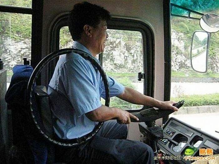 10 Potret Orang Kebanyakan Tingkah Saat Naik Kendaraan Umum. Malaikat Maut Aja Sampai Bingung!
