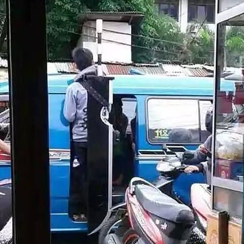 10 Potret Orang Kebanyakan Tingkah Saat Naik Kendaraan Umum. Malaikat Maut Aja Sampai Bingung!