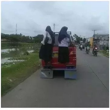 10 Potret Orang Kebanyakan Tingkah Saat Naik Kendaraan Umum. Malaikat Maut Aja Sampai Bingung!