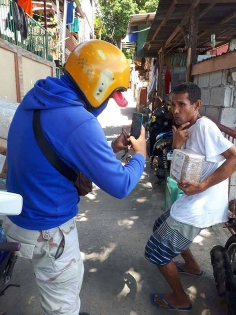 Deretan Momen Nyeleneh Saat Paket Belanjaan dari Olshop Datang. Berasa Nungguin Apa Gitu~