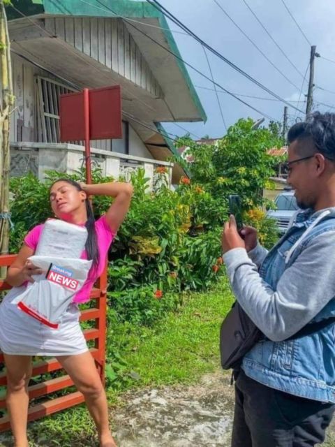 Deretan Momen Nyeleneh Saat Paket Belanjaan dari Olshop Datang. Berasa Nungguin Apa Gitu~