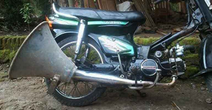 11 Modifikasi Knalpot Motor yang Nyeleneh Banget. Baru Lihat Aja Udah Sebal, Apalagi Dengar Suaranya!
