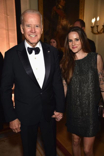 Kenalan Sama Ashley Biden, Putri Joe Biden yang Gayanya Super Sederhana tapi Memesona 17 Kenalan Sama Ashley Biden, Putri Joe Biden yang Gayanya Super Sederhana tapi Memesona