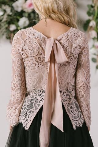 Khusus Buat Pecinta Gaya Feminin, Ini Pesona Kebaya Merah Muda yang Desainnya Elegan!