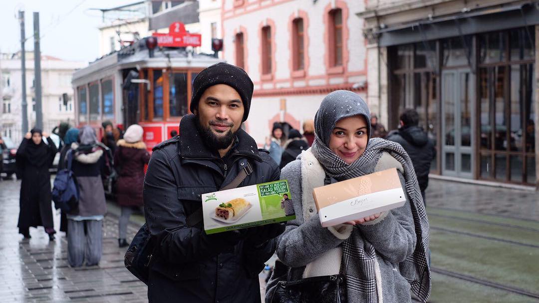 Bangun Bisnis Bersama, 8 Pasangan Artis ini Makin Sukses dan Kompak. Bisa Ditiru nih! 17 Bangun Bisnis Bersama, 8 Pasangan Artis ini Makin Sukses dan Kompak. Bisa Ditiru nih!