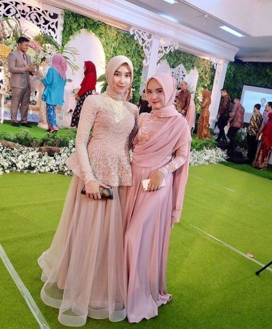 Khusus Buat Pecinta Gaya Feminin, Ini Pesona Kebaya Merah Muda yang Desainnya Elegan!