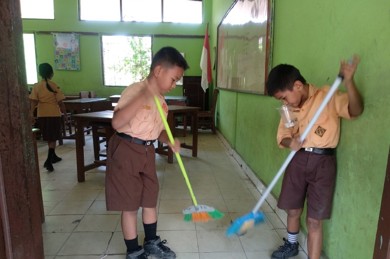 Tingkat Kerajinan Anak SD Ketika Dapat Jatah Piket. Kamu Dulu Termasuk yang Mana nih? 11 Tingkat Kerajinan Anak SD Ketika Dapat Jatah Piket. Kamu Dulu Termasuk yang Mana nih?
