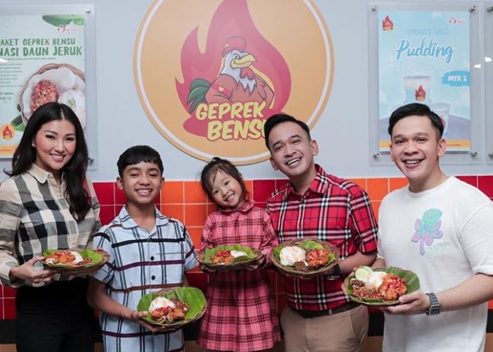 Bangun Bisnis Bersama, 8 Pasangan Artis ini Makin Sukses dan Kompak. Bisa Ditiru nih! 19 Bangun Bisnis Bersama, 8 Pasangan Artis ini Makin Sukses dan Kompak. Bisa Ditiru nih!