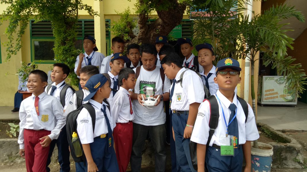 Salah Seragam Adalah Kekeliruan yang Lumrah bagi Anak Sekolah. Semua Pasti Pernah Mengalami 9 Salah Seragam Adalah Kekeliruan yang Lumrah bagi Anak Sekolah. Semua Pasti Pernah Mengalami