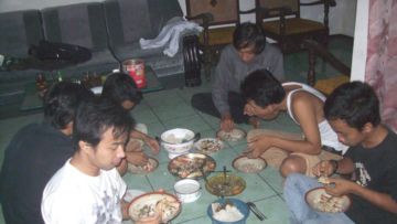Bilang “Anggap Saja Rumah Sendiri” ke Teman itu Kesalahan. Ujungnya juga Bakal Nyusahin Kamu :(