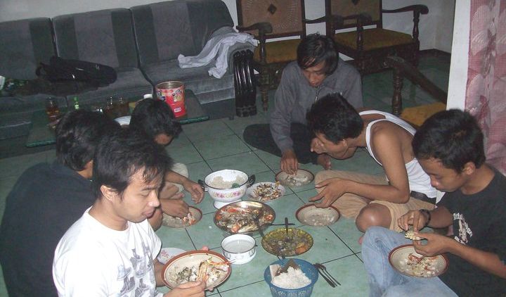 Bilang “Anggap Saja Rumah Sendiri” ke Teman itu Kesalahan. Ujungnya juga Bakal Nyusahin Kamu :(