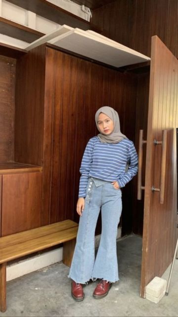 Paling Diminati Cewek Kekinian, Simak 8 Padu Padan Celana Jeans yang Nyentrik Berikut Ini!