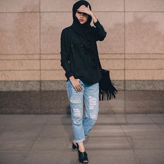 Paling Diminati Cewek Kekinian, Simak 8 Padu Padan Celana Jeans yang Nyentrik Berikut Ini!