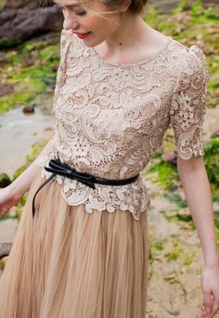 Khusus Buat Pecinta Gaya Feminin, Ini Pesona Kebaya Merah Muda yang Desainnya Elegan!