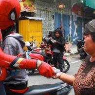 Muncul “Spiderman” di Sulawesi Selatan, Bagi-bagi Masker Gratis dan Bersihkan Lingkungan. Salut!