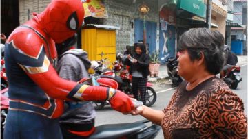 Muncul “Spiderman” di Sulawesi Selatan, Bagi-bagi Masker Gratis dan Bersihkan Lingkungan. Salut!